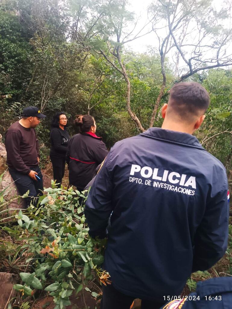 La comitiva fiscal - policial llegó hasta el lugar donde fue encontrado los restos óseos.