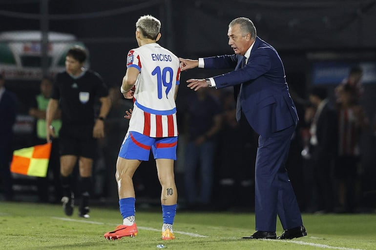 Gustavo Alfaro y Julio Enciso durante el partido entre Paraguay y Argentina. 