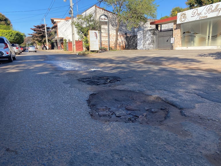 Dos baches grandes ubicados en el medio de la ruta.