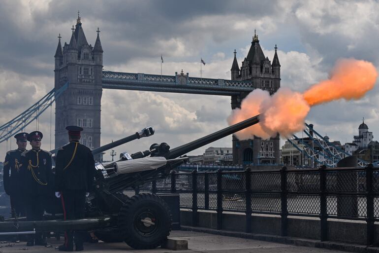 Salva de cañones en la Torre de Londres. (AFP)