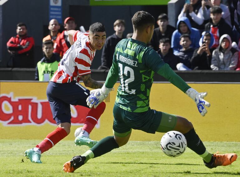 Lo que tanto se esperó El gol albirrojo, sobre esta líneas tras el toque de Almirón luego de la habilitación de Kaku Romero