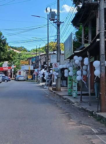 Una joven murió por electrocución en Ñemby. Toda la zona céntrica fue decorada con globos blancos para despedirla.