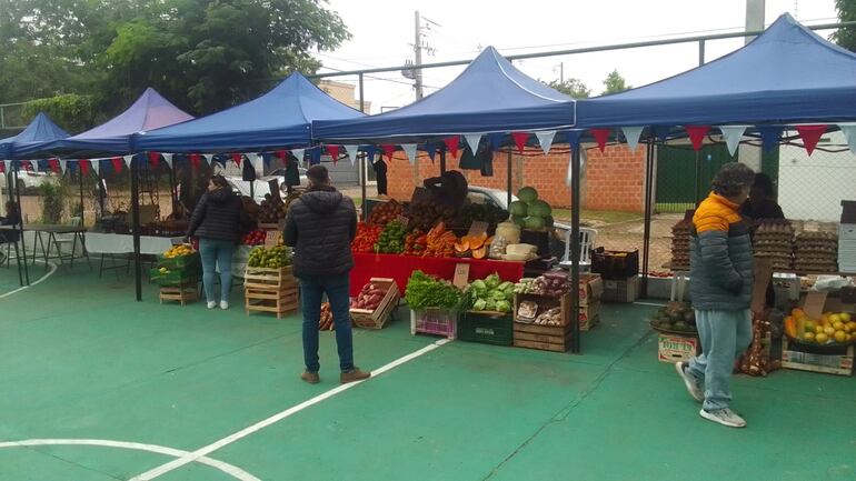 La feria se realiza en una plaza.