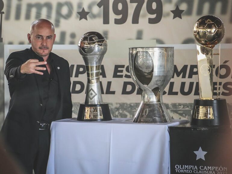 Miguel Cardona, presidente de Olimpia, con los tres trofeos que conquistó desde asumir la presidencia.