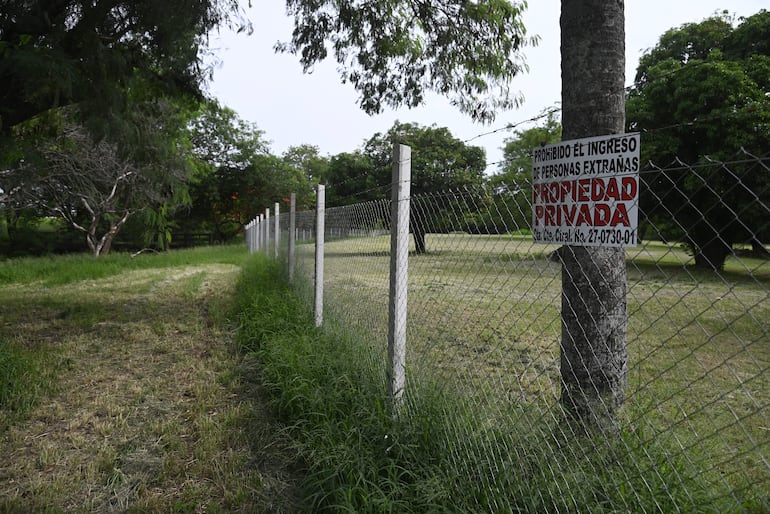 Cercado y cartel de propiedad privada en predio que pertenece a IDESA y a la municipalidad de Asunción.