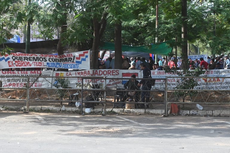 Supuestos extrabajadores de Itaipú realizaban manifestaciones exigiendo la aprobación de la ley. 