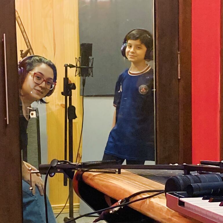 ¡Madre e hijo, cantantes! Andrea Valobra y Tino Arriola durante la grabación de "Como en cada Navidad". (Instagram/Andrea Valobra)