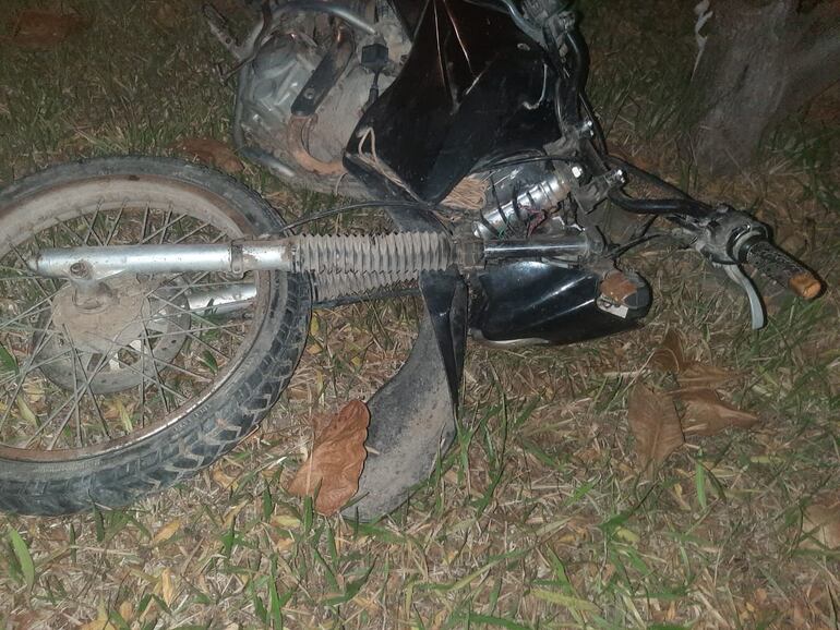 La motocicleta conducida por la víctima fatal fue a parar contra un árbol.