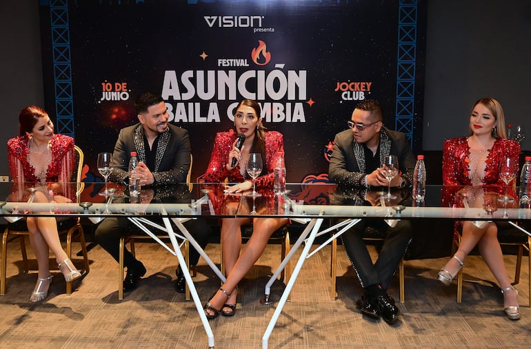 Los integrantes de La Sonora Dinamita ofrecieron una conferencia de prensa y señalaron su emoción por estar en Paraguay.