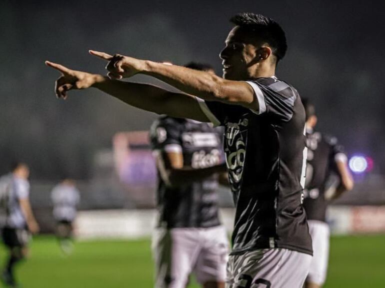 Diego Gómez, futbolista de Libertad, celebra el tanto que anotó contra Guaireña por la jornada 18 del torneo Apertura 2023 del fútbol paraguayo en el estadio Parque del Guairá, en Villarrica.