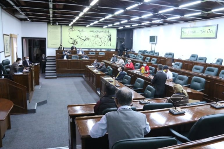 El ministro Carlos Pereira se reunión con los integrantes de la comisión de Obras, Servicios Públicos y Comunicaciones de la Cámara de Diputados.