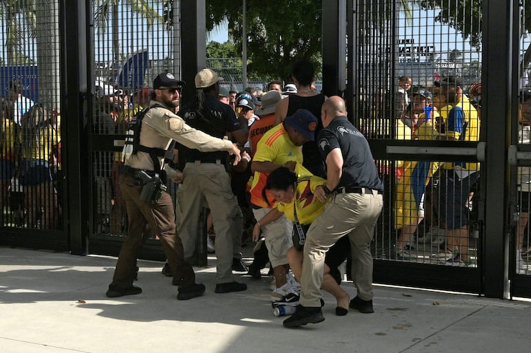 El ingreso al Hard Rock Stadium para la final de la Copa América 2024 fue desbordado por hinchas colombianos y argentinos, obligando al retraso del inicio del partido entre Argentina y Colombia. 