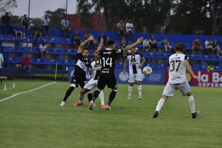 Víctor Salazar (i) y Fernando Cardozo (14), jugadores de Olimpia, en el partido contra Tacuary por el torneo Clausura 2023 del fútbol paraguayo.