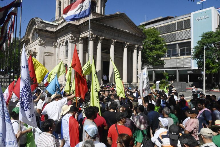 Una gran cantidad de manifestantes se congregó  ayer frente al Panteón Nacional de los Héroes.