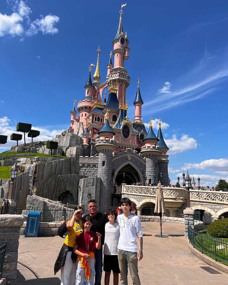 El cantante español Ale Sanz con sus hijos: Manuela, Alexander, Alma y Dylan posan felices en Disneyland París. (Instagram/Alejandro Sanz)