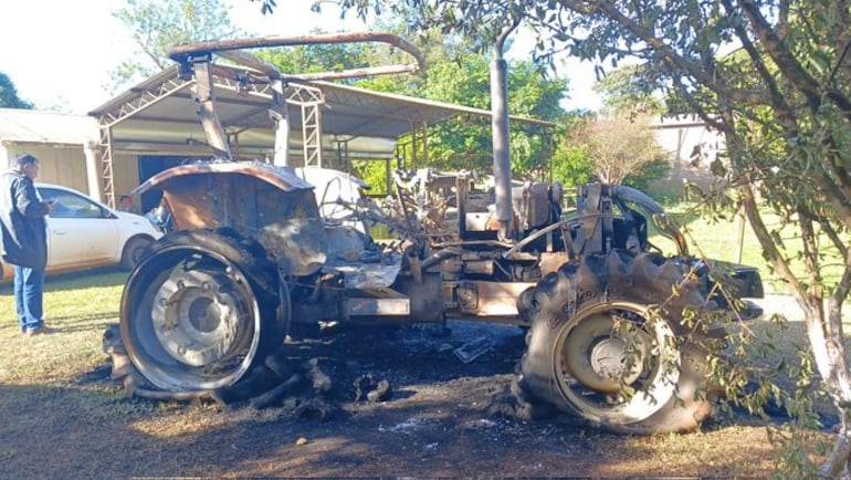 El tractor que entregó el MAG a productores de San Pedro, fue totalmente incendiada