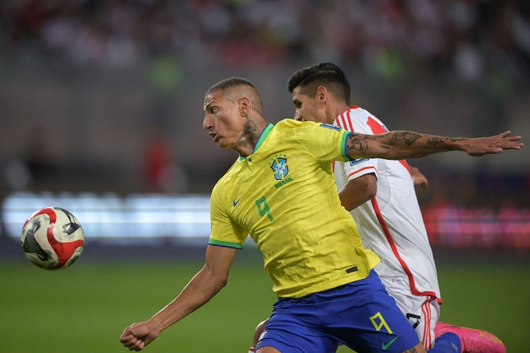 Richarlison en acción ante el zaguero peruano Luis Abram durante el partido que Brasil ganó 1-0 en Lima.