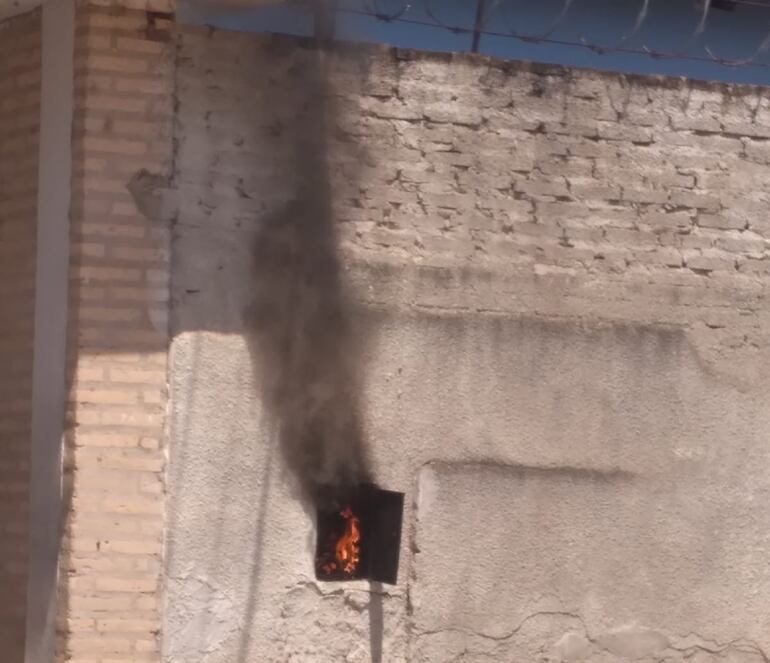 El medidor de la ANDE se encuentra ubicado en frente a la institución educativa.