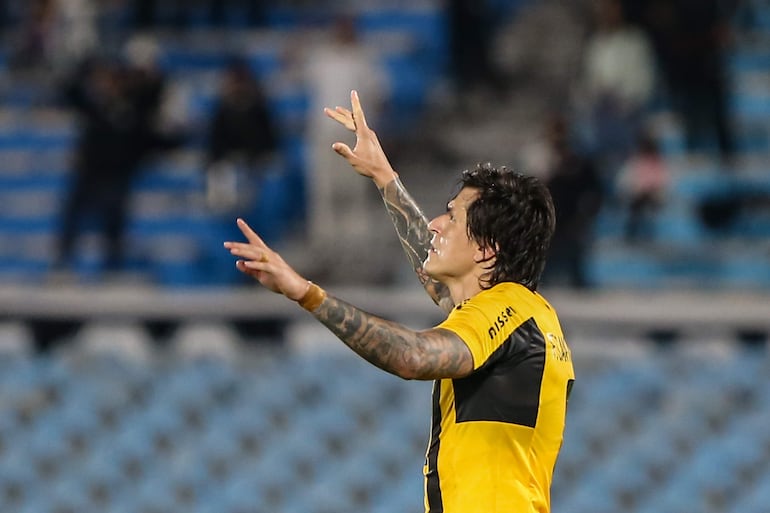 El paraguayo Federico Santander, futbolista de Guaraní, celebra el gol ante Danubio durante el encuentro por la fase de grupos de la Copa Sudamericana en el estadio Centenario, en Montevideo, Uruguay.