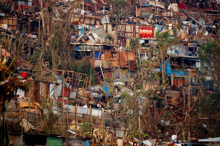 Daños en un barrio de viviendas precarias en Mamoudzou, en el territorio francés de Mayotte en el Océano Índico, el 17 de diciembre de 2024, tras el paso del ciclón Chido por el archipiélago. Los rescatistas luchan contra el tiempo para alcanzar a los sobrevivientes y suministrar ayuda urgente después de que el devastador ciclón Chido arrasara el territorio francés en el Océano Índico, destruyendo hogares en las islas y dejando a cientos de personas con temores de estar entre los fallecidos.