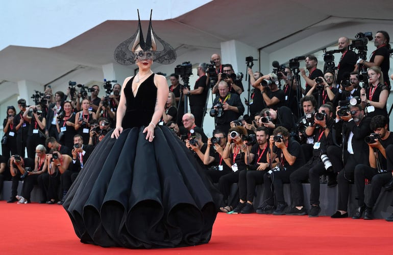 Acá se puede apreciar en su totalidad el increíble look de Lady Gaga en la premier de 'Joker: Folie a Deux' en Venecia. (EFE/EPA/ETTORE FERRARI)
