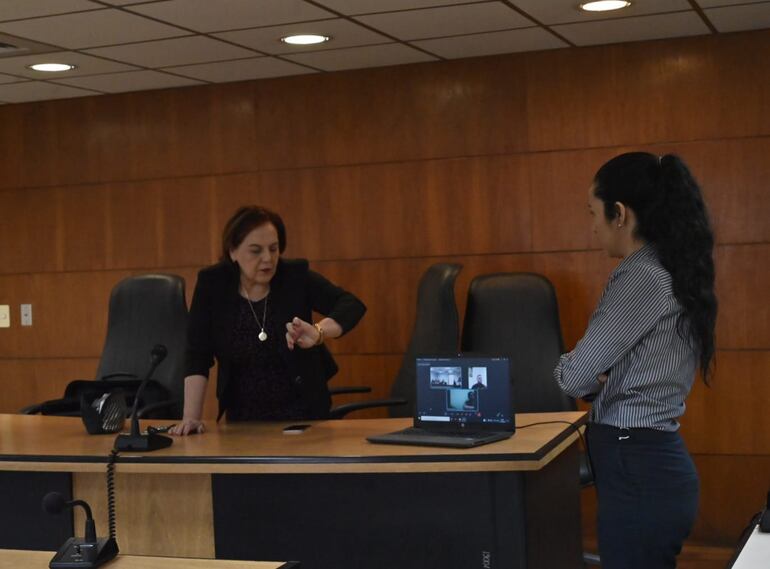 La jueza Lici Sánchez observa su reloj, momento en que recibe el aviso de que Armando Rotela no llegó al Palacio de Justicia para su audiencia preliminar.