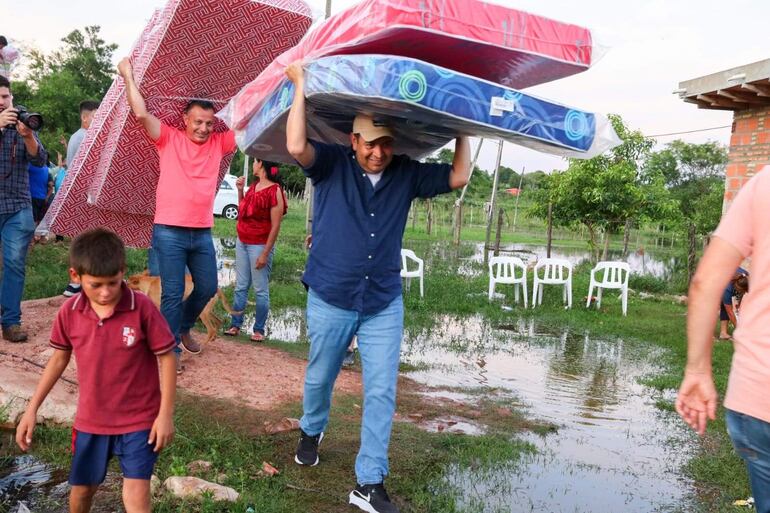 El propio gobernador de Central, Ricardo Estigarribia, encabezó la asistencia a los damnificados de Nueva Italia, ayer domingo.