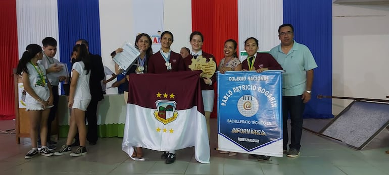 Alumnos del colegio Pablo Patricio Bogarín de Ñemby exhiben orgullosos sus trofeos y acreditaciones para eventos internacionales.