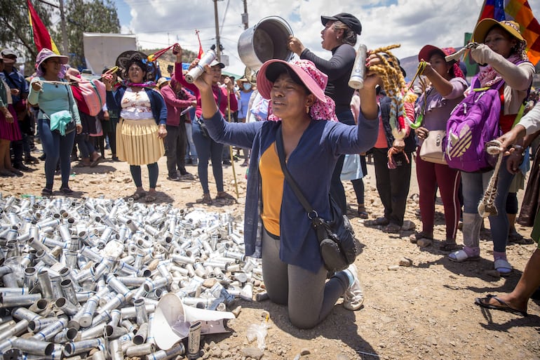 Simpatizantes del expresidente de Bolivia Evo Morales marchan en contra del gobierno de Luis Arce, en Parotani, Cochabamba (Bolivia). Con tirapiedras en las manos y bajo el grito "¡muerte a Lucho Arce traidor"!