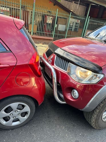 Doctora denunció que conductor la chocó solo por tardar en reaccionar ante un semáforo verde.