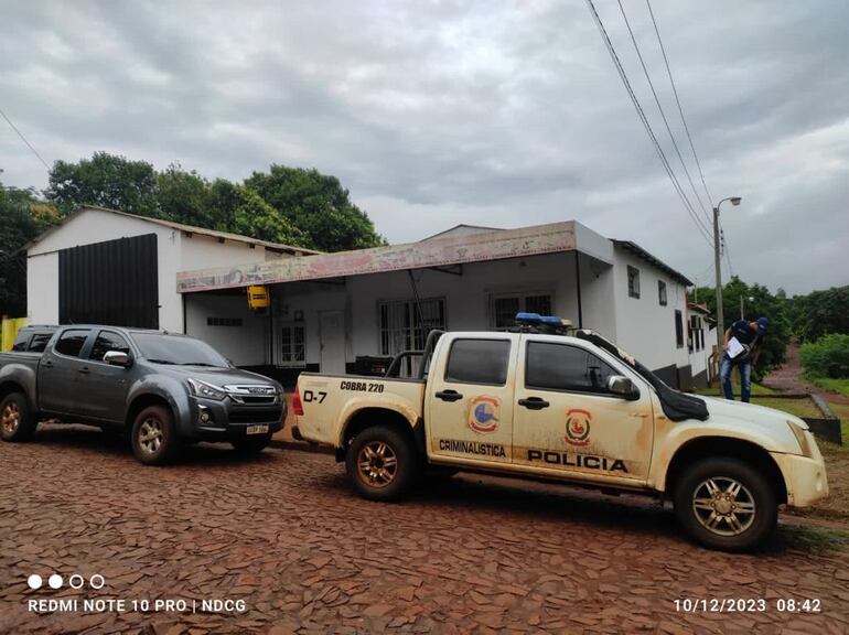 Efectivos del departamento Investigaciones verifican la propiedad que fue tomada por los criminales en horas de la madrugada.