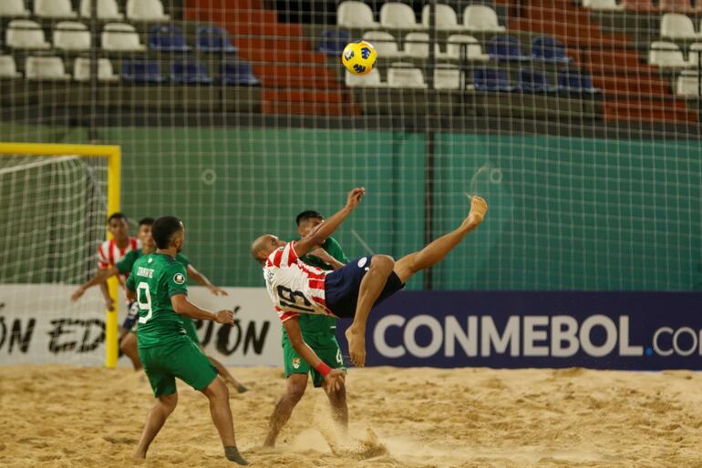 Matías Gallinar (19) ensaya una chilena ante Bolivia en la categoría Absoluta donde  Paraguay goleó 8-3 en su estreno de la Liga Evolución.