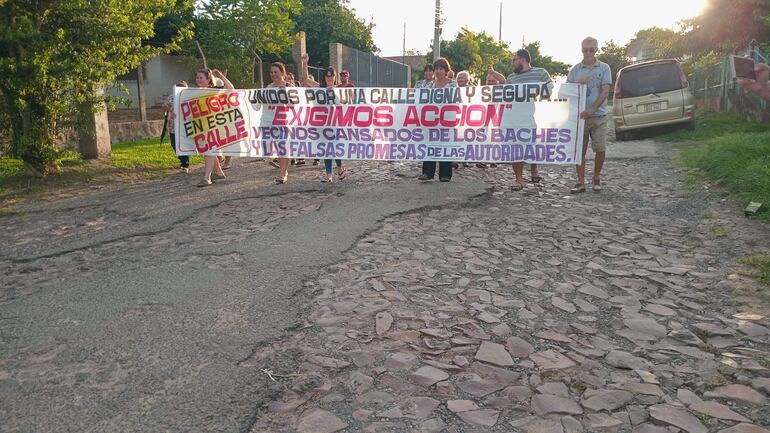 Los vecinos están cansados de que sus reclamos no sean escuchados y exigen acción por parte de sus autoridades.