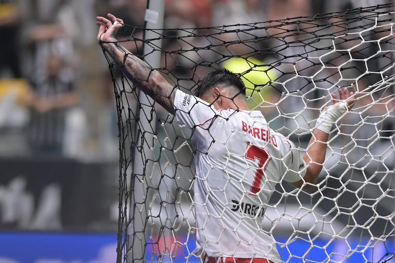 El paraguayo Adam Bareiro, jugador de River Plate, reacciona en un partido contra Atlético Mineiro por las semifinales de la Copa Libertadores 2024 en el estadio Arena MRV, en Belo Horizonte, Brasil.