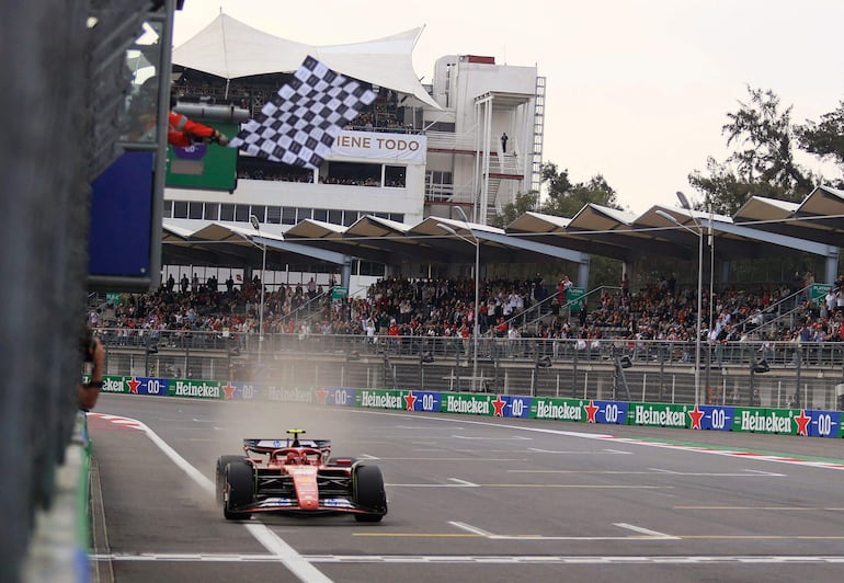 Bandera a cuadros para Carlos Sainz, de Ferrari, en lo que fue una extraordinaria carrera ayer en México.