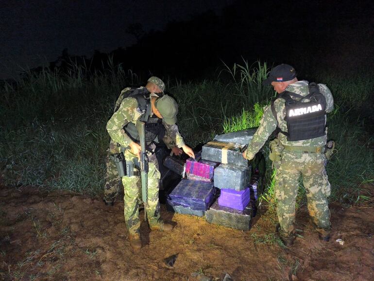 La droga fue hallada por los militares en medio de un matorral.