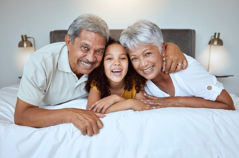 El Día de los Abuelos, celebrado el 26 de julio en varios países, es una oportunidad maravillosa para reconocer y honrar a esas figuras tan especiales en nuestras vidas. Inspirado por la festividad de San Joaquín y Santa Ana, este día nos recuerda la importancia de los abuelos en la transmisión de valores, la provisión de apoyo emocional y el enriquecimiento de nuestras vidas con su sabiduría y amor.