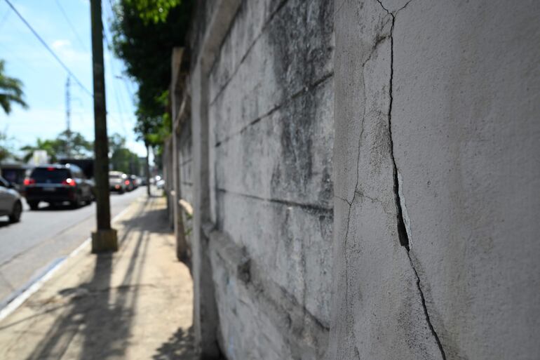 Una de las grietas que se observa en la antigua muralla de la escuela básica N° 14 República de Chile.