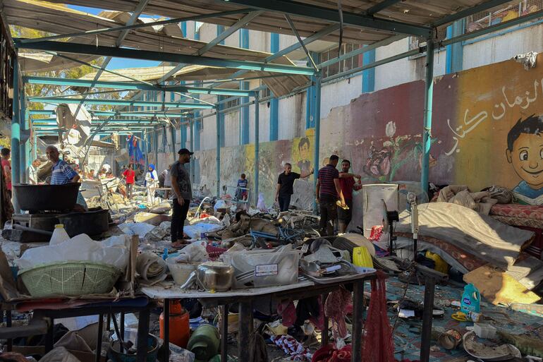 Fotografía de la escuela de la UNRWA en el campo de refugiados de Al Nuseirat tras el ataque israelí perpetrado este martes, en el centro de la Franja de Gaza. Al menos 40 personas han muerto este lunes en sendos bombardeos israelíes, uno contra la "zona humanitaria" de Mawasi, en el sur de Gaza, con 17 fallecidos, y otro en el campamento de refugiados de Nuseirat, en el centro, donde murieron 23 personas, informó el Gobierno de Hamás en el enclave.