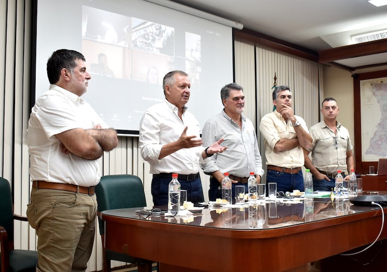 El vicepresidente segundo de la ARP, Don Ceferino Mendez; el ex ministro del MAG, Ing. Santiago Bertoni; el presidente de la ARP, Dr. Daniel Prieto Davey, entre otros.