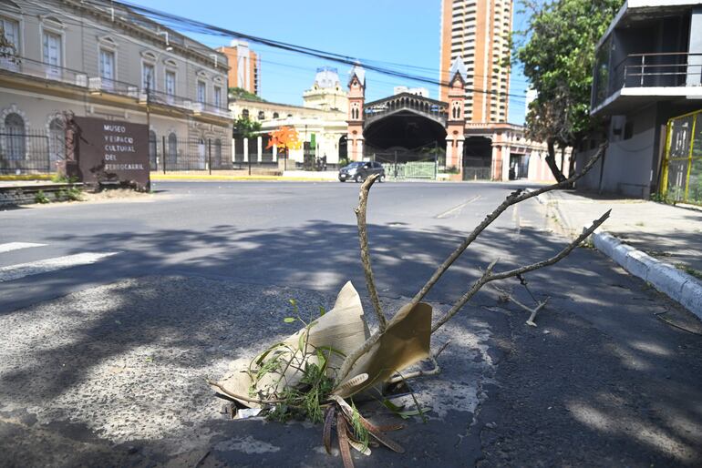 Una “flor de bache” frente al ex Ferrocarril. Centenares de vehículos llegan desde Artigas hasta el centro y deben pasar por aquí.