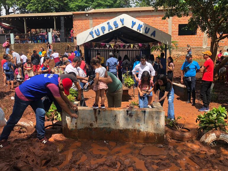 Los feligreses se refrescaban y llevan el agua cristalina del manantial.