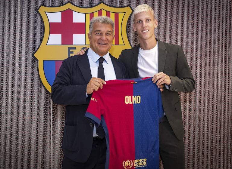 El centrocampista Dani Olmo (Terrassa, Barcelona, 1998), acompañado por el presidente del FC Barcelona, Joan Laporta, se ha convertido en nuevo jugador del club azulgrana tras firmar un contrato para las próximas seis temporadas, segun anunció hoy el club. 