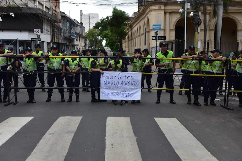 “Soy paraguayo, obviamente que cuando me robaron no había ningún policía, pero cuando me vengo a manifestar, están”, dice uno de los protagonistas del video viral.