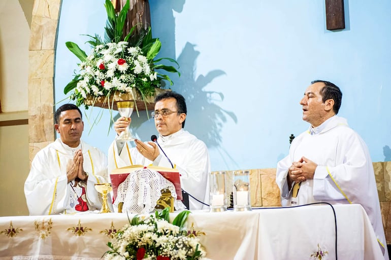 El presbítero Waldemar Zárate celebró la misa en el séptimo día del novenario. 