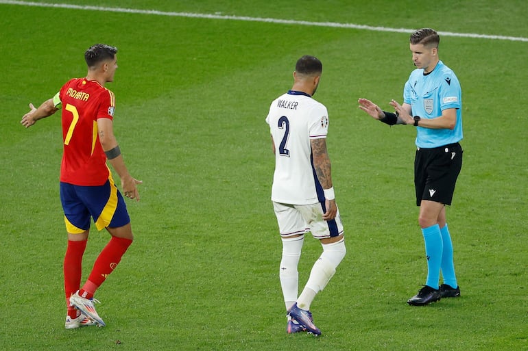 El francés François Letexier (d) en el partido entre España e Inglaterra por la final de la Eurocopa 2024 en el estadio Olímpico, en Berlín, España.