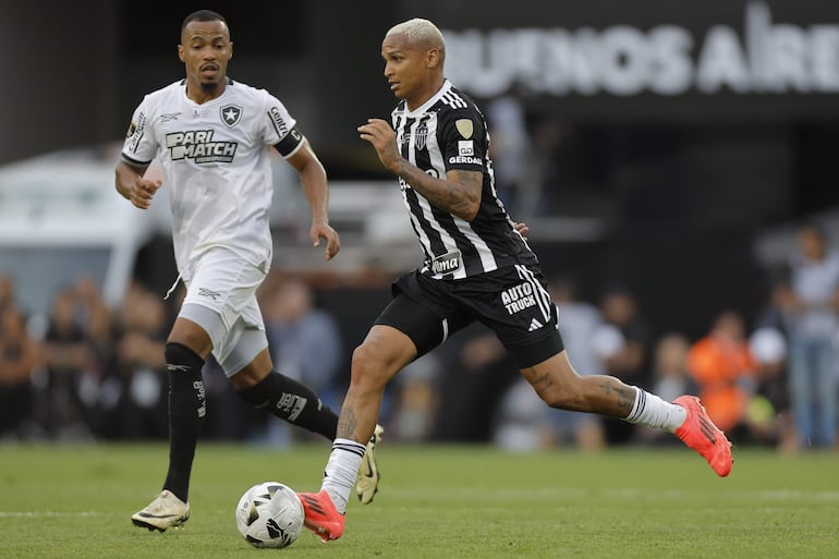 AMDEP762.BUENOS AIRES (ARGENTINA), 30/11/2024.- Deyverson (d) de Mineiro controla un balón este sábado, en la final de la Copa Libertadores entre Atlético Mineiro y Botafogo en el estadio Más Monumental en Buenos Aires (Argentina). EFE/ Juan Ignacio Roncoroni
