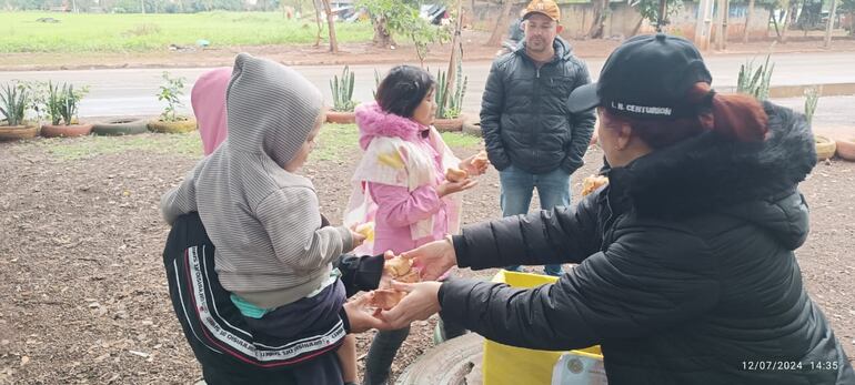 Los alimentos fueron entregados a personas de escasos recursos.