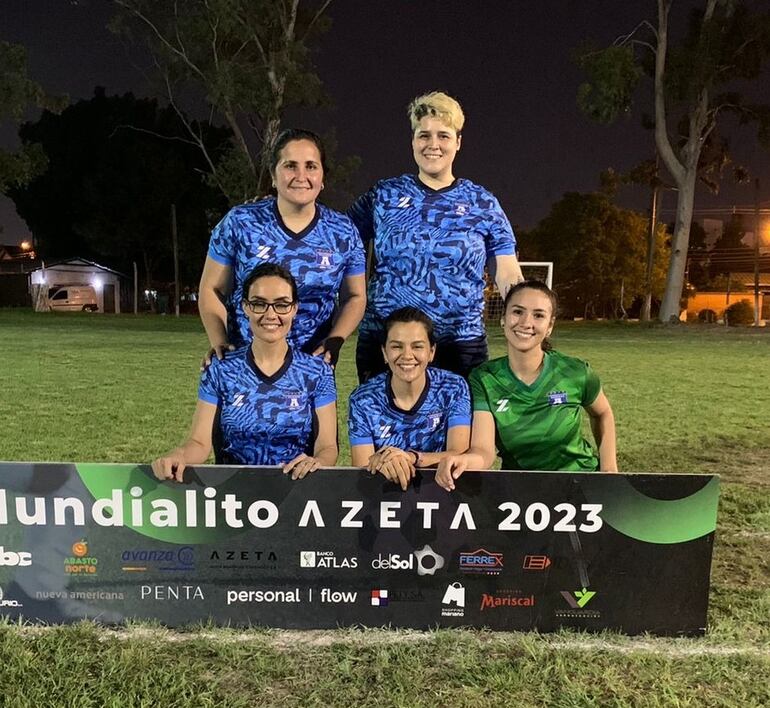 Elisa Pérez (i.a) junto a otras compañeras disfrutando de un encuentro de fútbol.