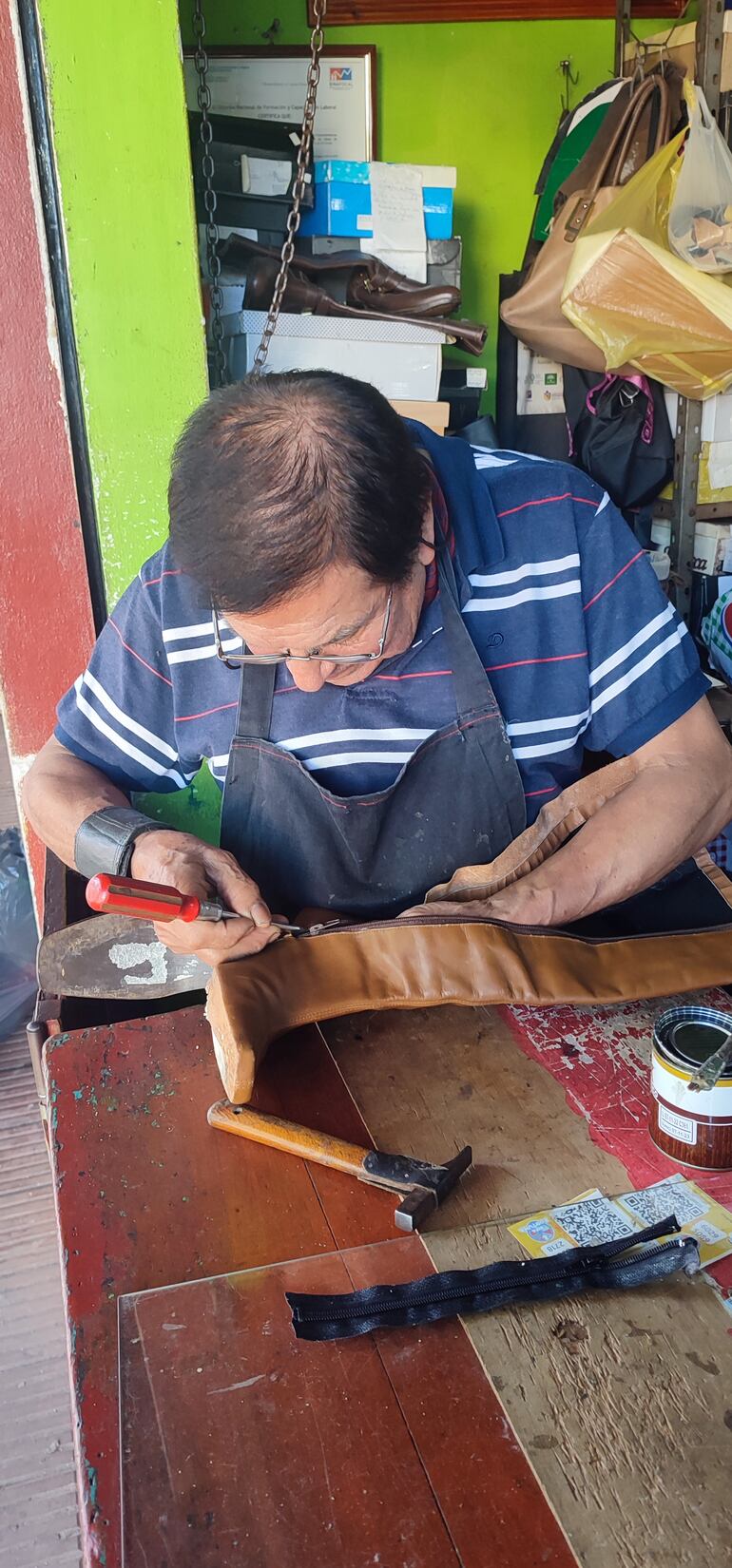 Don José Pereira en su taller donde ejerce la actividad de componer calzados.